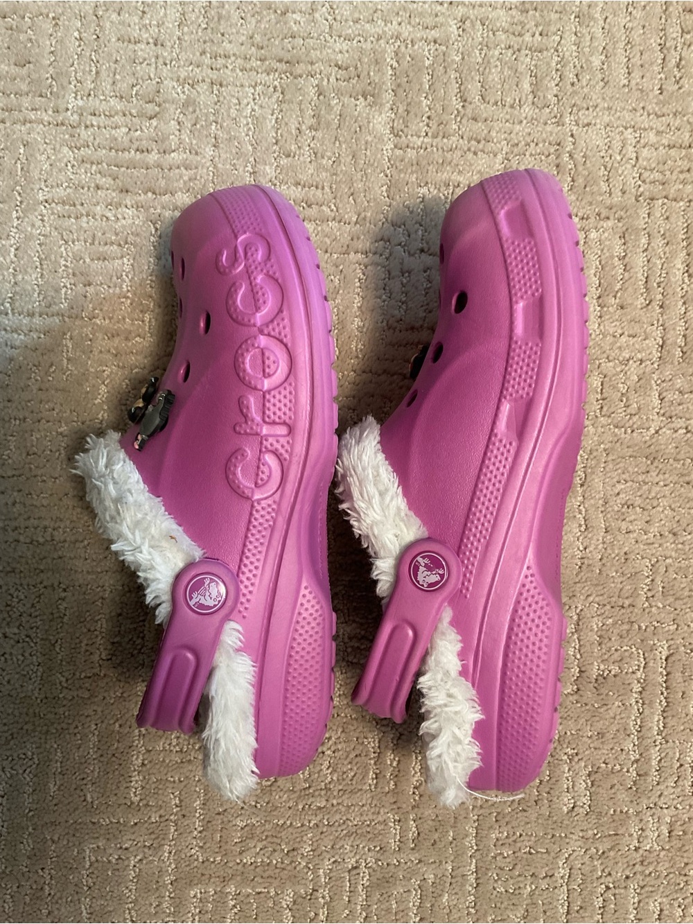CROCS Pink Classic Lined Baya Clogs White Faux Fur Charms Women 7 EUC Cozy Girl - Picture 4 of 8